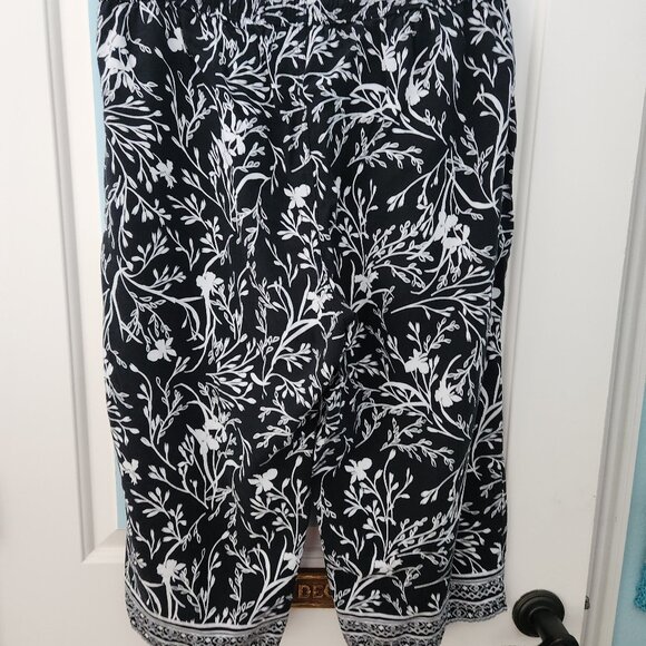 Karen Scott Capris Size Large, Black and White Boho - Picture 1 of 6